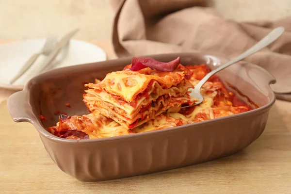 Heerlijke Lasagne Met Tomatensaus Bakvorm Tafel — Stockfoto