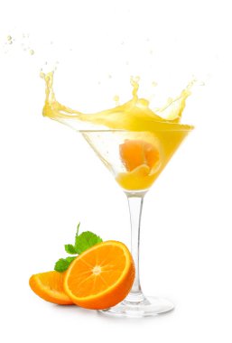 Beyaz arka planda bir bardak lezzetli turuncu margarita.