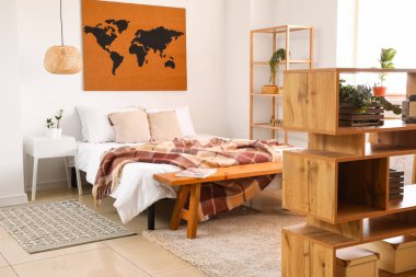 Rahat yataklı şık bir oda.