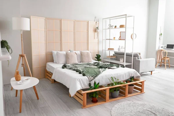 屏風付きのスタイリッシュなベッドルームのインテリア — ストック写真