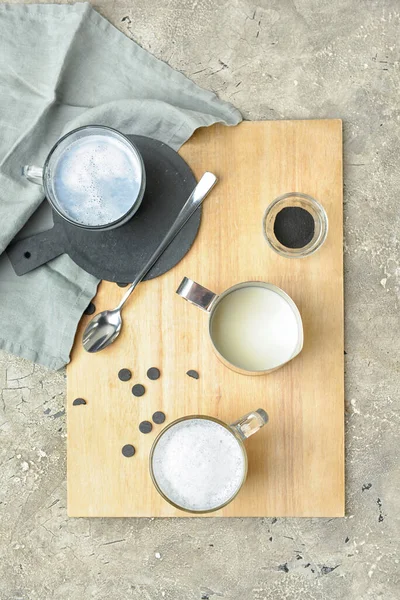 Glasbecher Mit Leckerem Charcoal Latte Und Krug Mit Milch Auf — Stockfoto