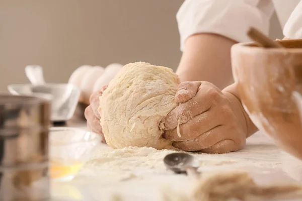 Kobieta Kucharz Przygotowuje Ciasto Stole Kuchennym Zbliżenie — Zdjęcie stockowe