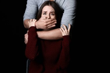 Adam ve kurbanı karanlık arka planda. Taciz kavramı