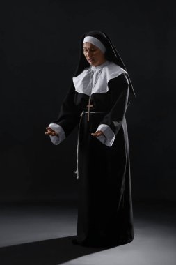 Esmer arka planda olgun bir rahibe