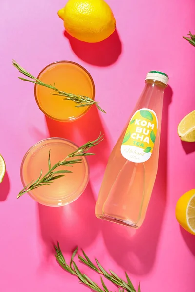 色を背景においしい昆布茶とレモンのグラスとボトル — ストック写真
