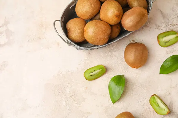 Korg Med Färsk Kiwi Frukt Grunge Bakgrund — Stockfoto