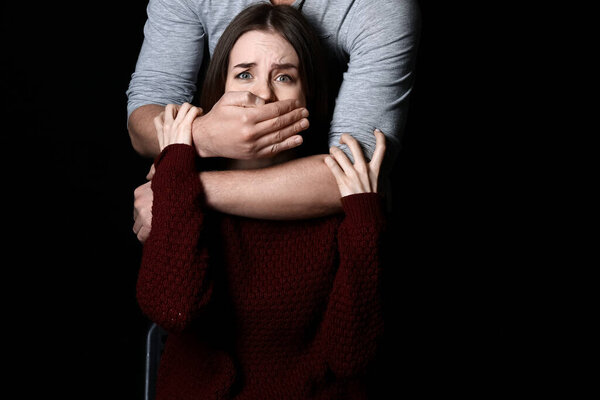 Человек и его жертва на тёмном фоне. Концепция преследования