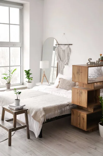 Interieur Van Stijlvolle Kamer Met Comfortabel Bed — Stockfoto