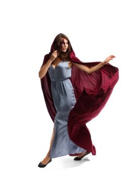 Beyaz arka planda Cadılar Bayramı makyajlı genç bir kadın.