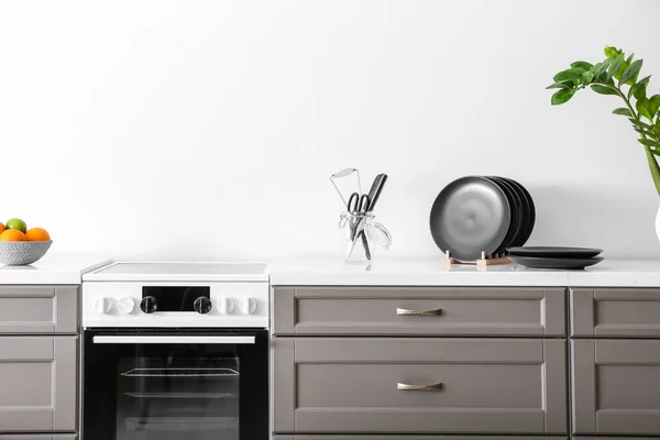 Moderne Theke Mit Elektroherd Der Küche — Stockfoto