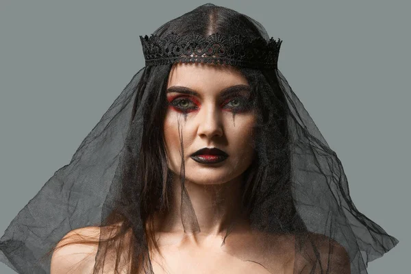 Mulher Bonita Vestida Como Bruxa Para Halloween Fundo Cinza — Fotografia de Stock