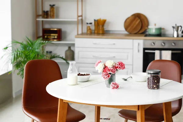 キッチンでコーンフレークと花瓶とダイニングテーブル — ストック写真