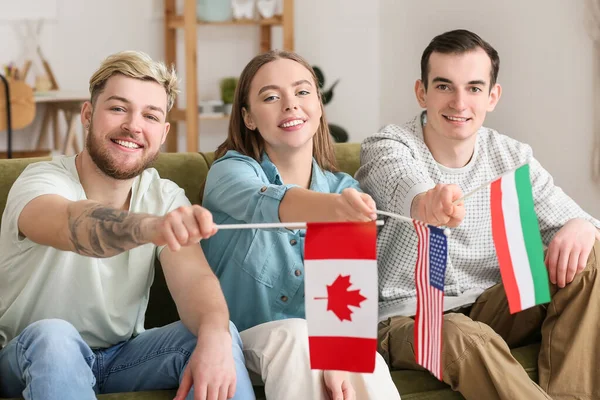 Jongeren Met Verschillende Vlaggen Thuis — Stockfoto