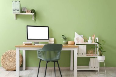 Modern işyerine sahip şık bir oda.