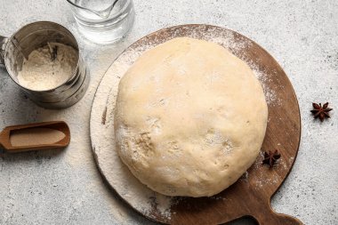 Hafif arka planda taze hamurlu kompozisyon