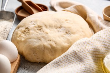 Hafif arkaplanda taze hamur ve malzemeler