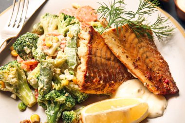 Lezzetli kızarmış morina filetosu ve sebze tabağı, yakın plan.