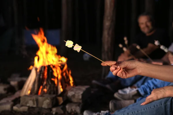 Reife Frau Mit Marshmallows Feuer Bei Grillparty Sommerabend — Stockfoto