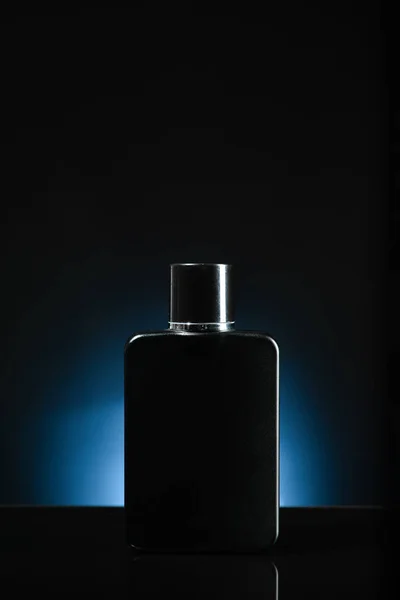 Egy Üveg Parfüm Sötét Háttérrel — Stock Fotó