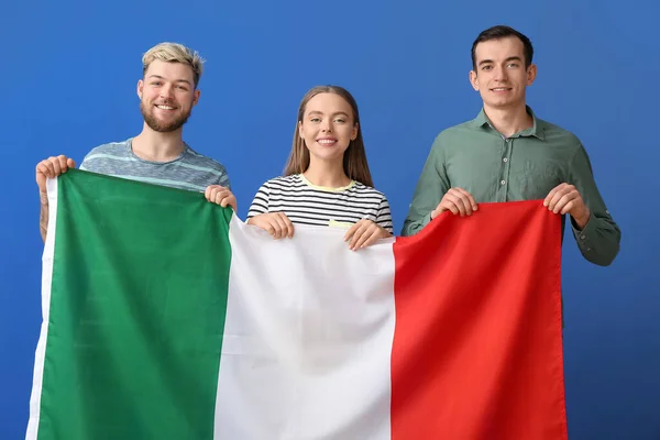 Jovens Com Bandeira Itália Fundo Cor — Fotografia de Stock