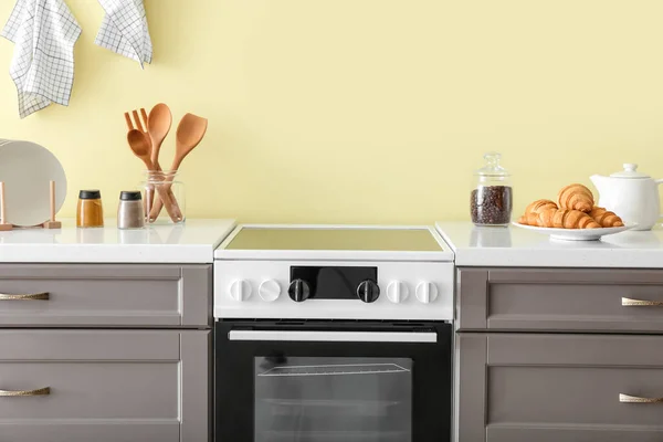 Mostrador Moderno Con Horno Cerca Pared Color Cocina — Foto de Stock