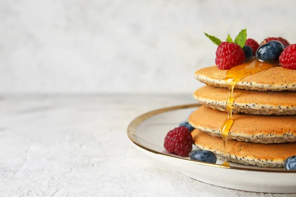 Teller Mit Leckeren Pfannkuchen Mit Honig Auf Hellem Hintergrund Nahaufnahme — Stockfoto