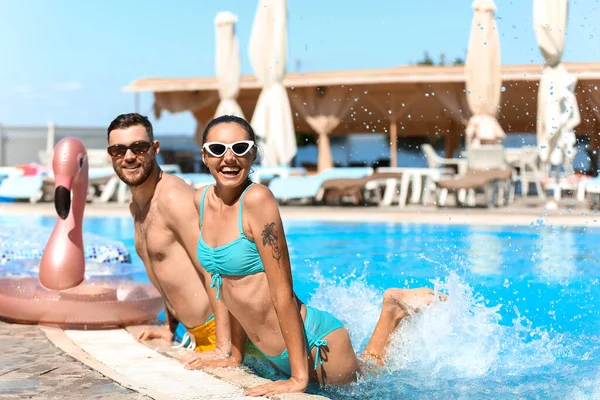 Young Couple Swimming Pool — Stock Photo, Image