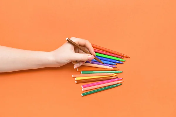 Mano Femenina Con Marcadores Colores Sobre Fondo Color — Foto de Stock