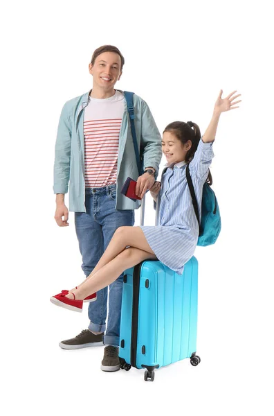 快乐的父亲和女儿背着白色背景的行李 旅游业的概念 — 图库照片