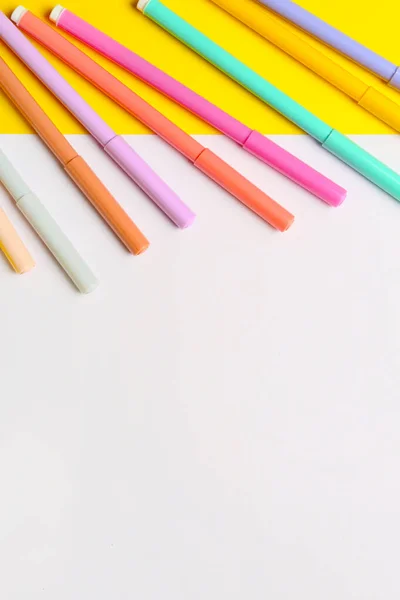 Colorful Markers Blank Paper Sheet Color Background — Stock Photo, Image