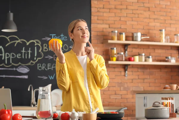 Jeune Femme Foyer Cuisine Dans Cuisine Maison — Photo