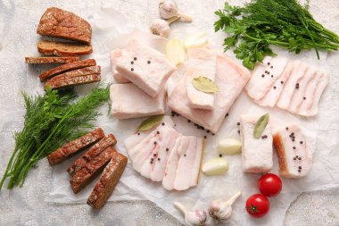 Açık arkaplanda tuzlanmış domuz yağı ve ekmek ile parşömen