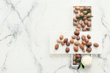 Hafif arka planda tereyağı ve fındıklı kase