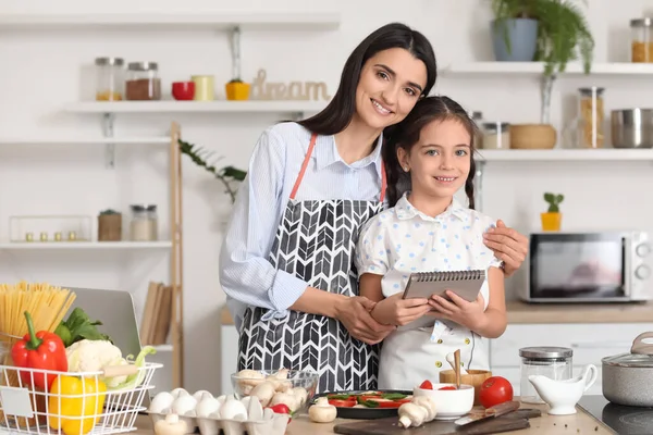 Jovem Mãe Filha Cozinhar Juntos Cozinha Casa — Fotografia de Stock