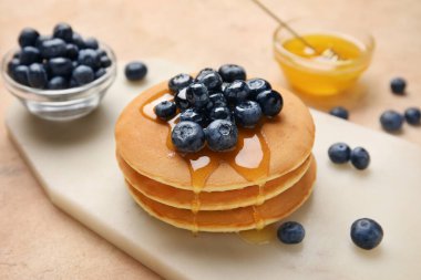 Bal ve böğürtlen arkaplanlı lezzetli krepler.