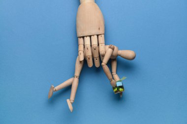 Renkli arka planda manken olan tahta el. İşten çıkarma kavramı