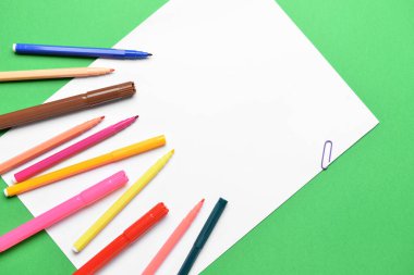 Renk arkaplanı üzerine renkli işaretler ve boş kağıt sayfası