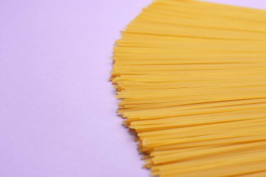 Arka planda pişmemiş makarna.