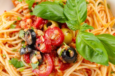 Arka plan olarak Lezzetli Pasta Puttanesca, yakın plan