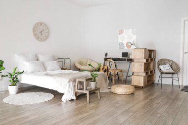 Rahat yataklı şık bir oda.