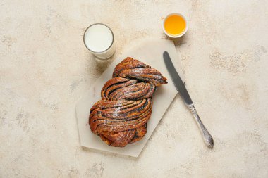 Lezzetli haşhaşlı çörek, bal ve arka planda bir bardak süt.