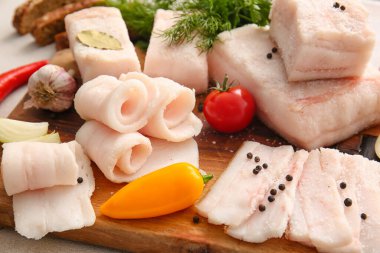 Tuzlu domuz yağı ve taze sebzeli ahşap tahta.