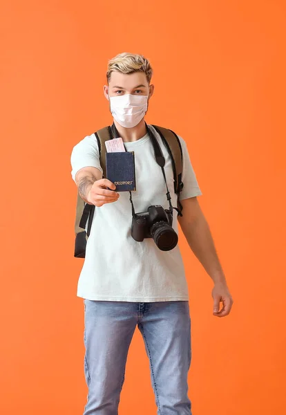 Male Tourist Medical Mask Color Background — Stock Photo, Image