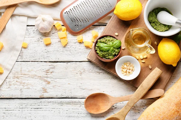 Hafif ahşap arka planda lezzetli pesto soslu kompozisyon