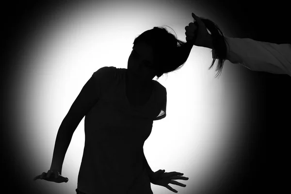 Silhouette Einer Frau Die Von Mann Auf Dunklem Hintergrund Misshandelt — Stockfoto