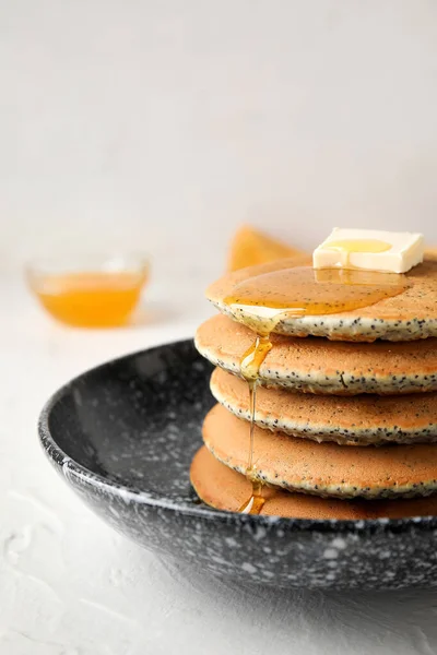 Mangkuk Pancake Lezat Dengan Madu Dan Mentega Pada Latar Belakang — Stok Foto