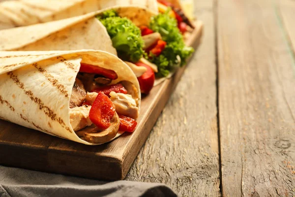 Tablero Con Sabrosas Fajitas Sobre Fondo Madera Primer Plano —  Fotos de Stock