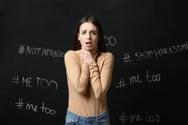 Mujer Joven Estresada Cerca Pared Oscura Con Hashtags Escritos Concepto — Foto de Stock