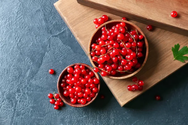 Bowls Fresh Red Currants Dark Background — Stock Photo, Image