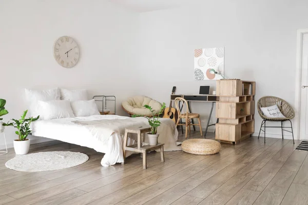 Interieur Van Stijlvolle Kamer Met Comfortabel Bed — Stockfoto